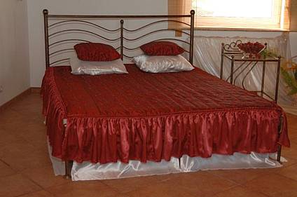 Kovová manželská postel Nikol bez předního čela 180 x 200 cm - patina měděná
